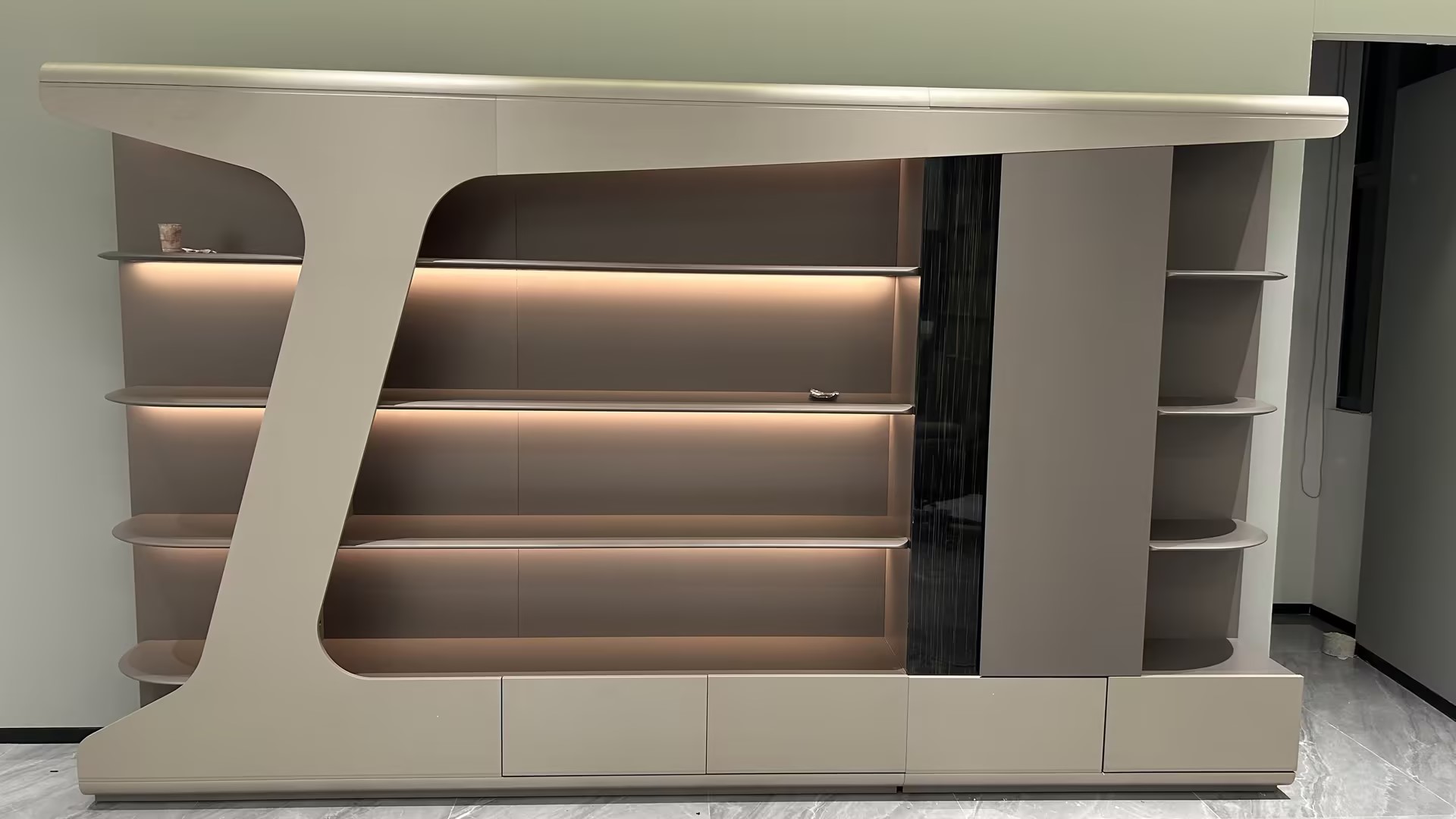 large book case with LED strip حافظة كتب كبيرة مع شريط LED