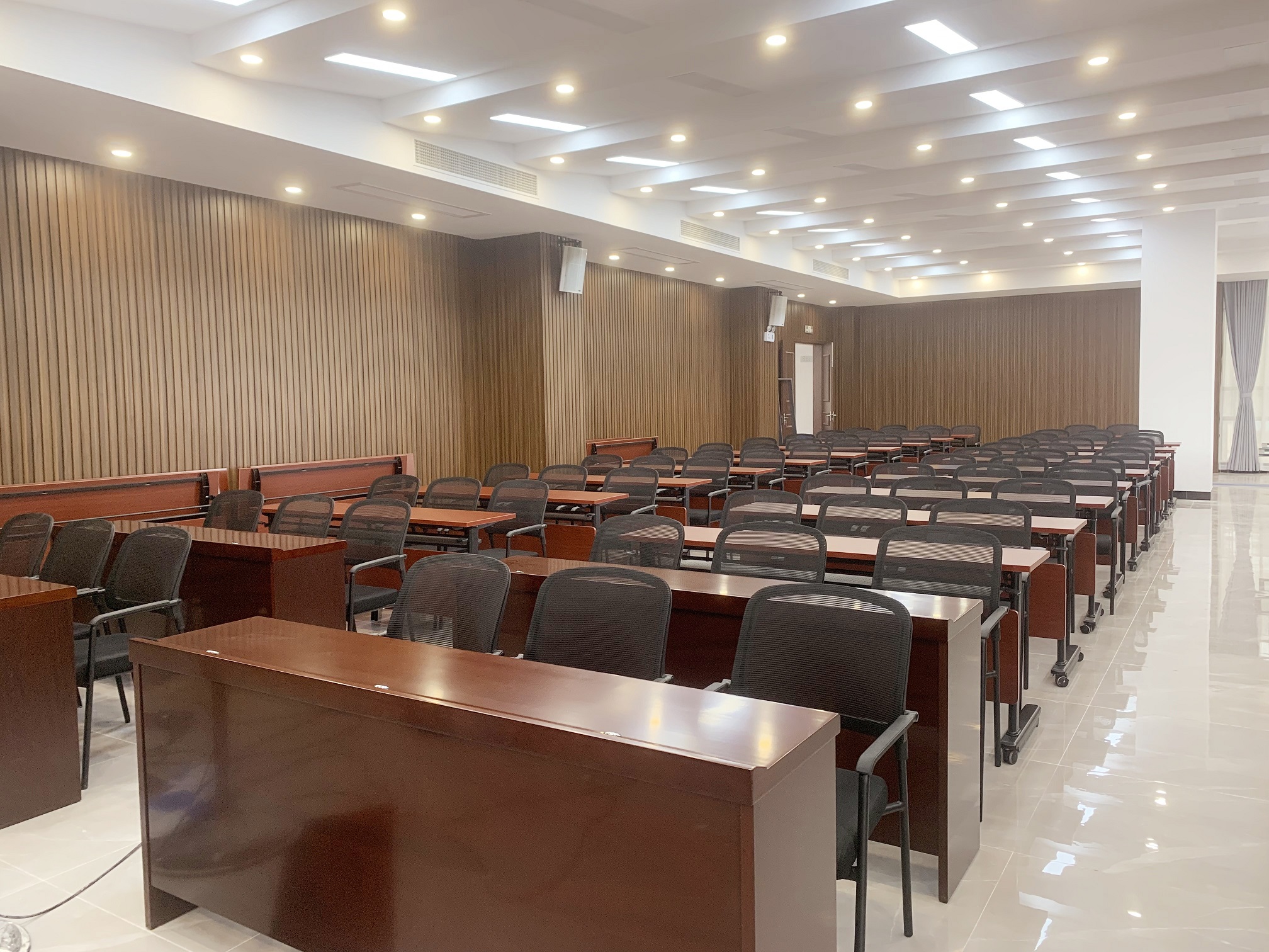 طاولة المؤتمرات