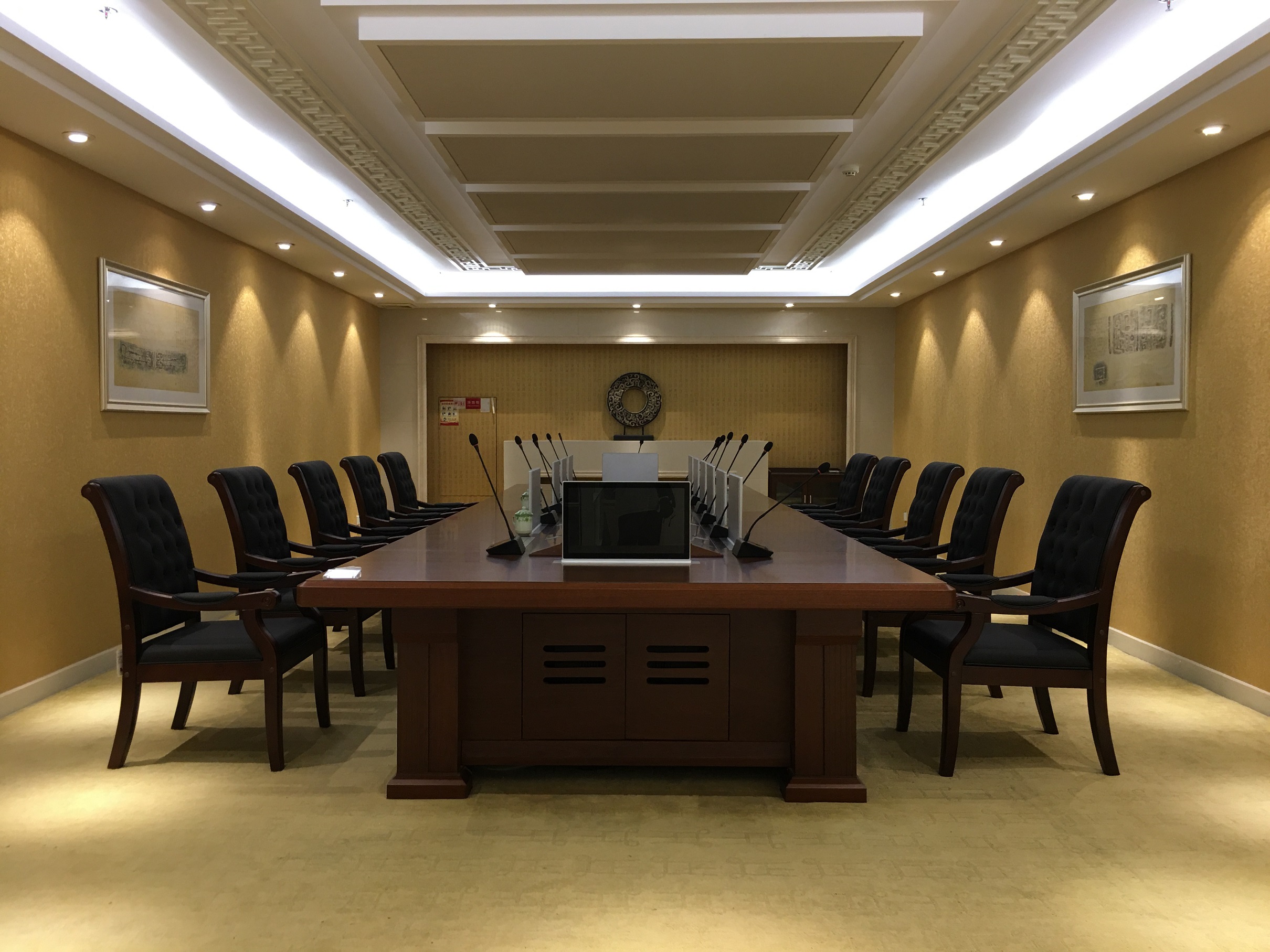 طاولة غرفة الاجتماعات