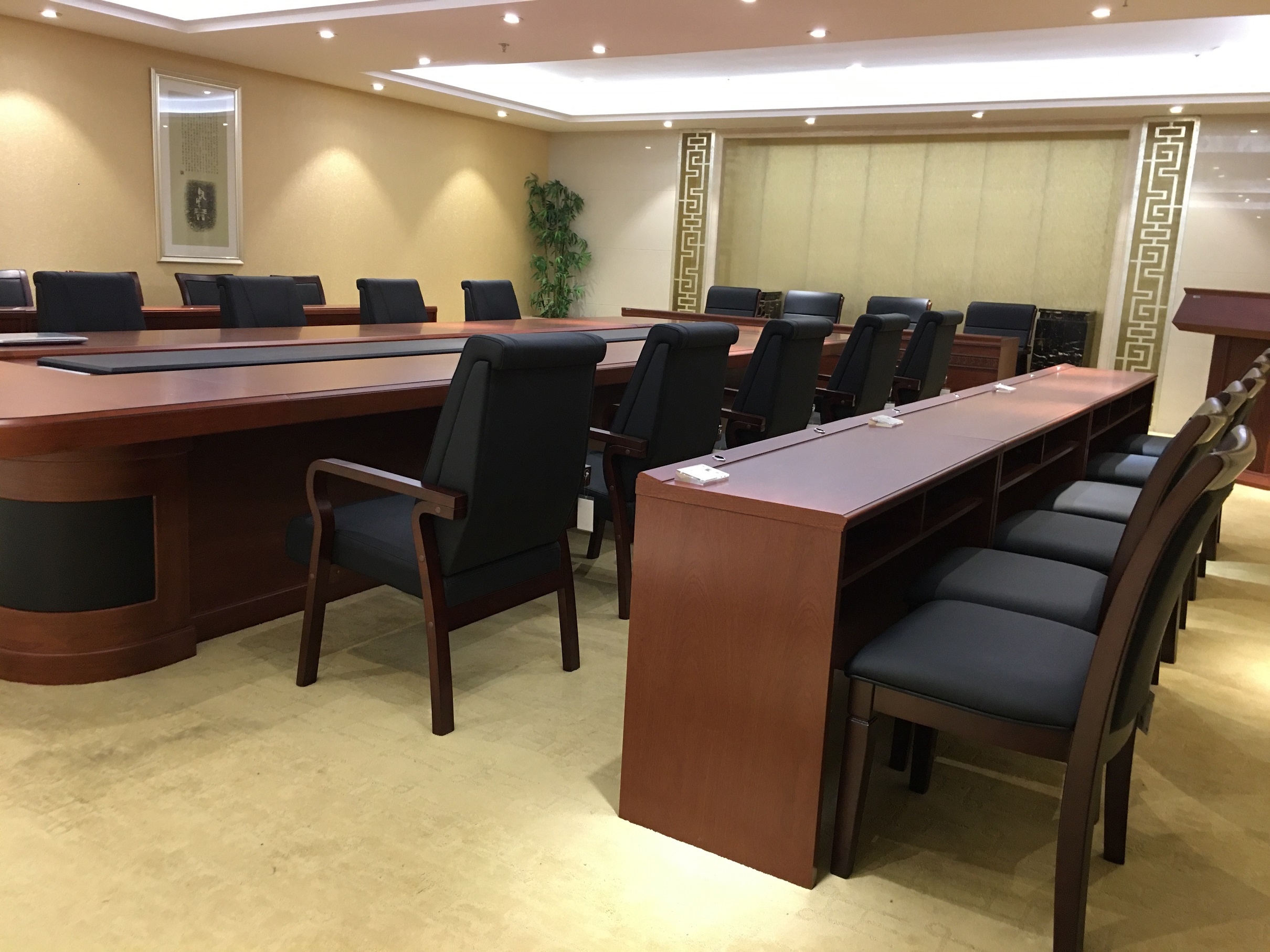 طاولة المؤتمرات