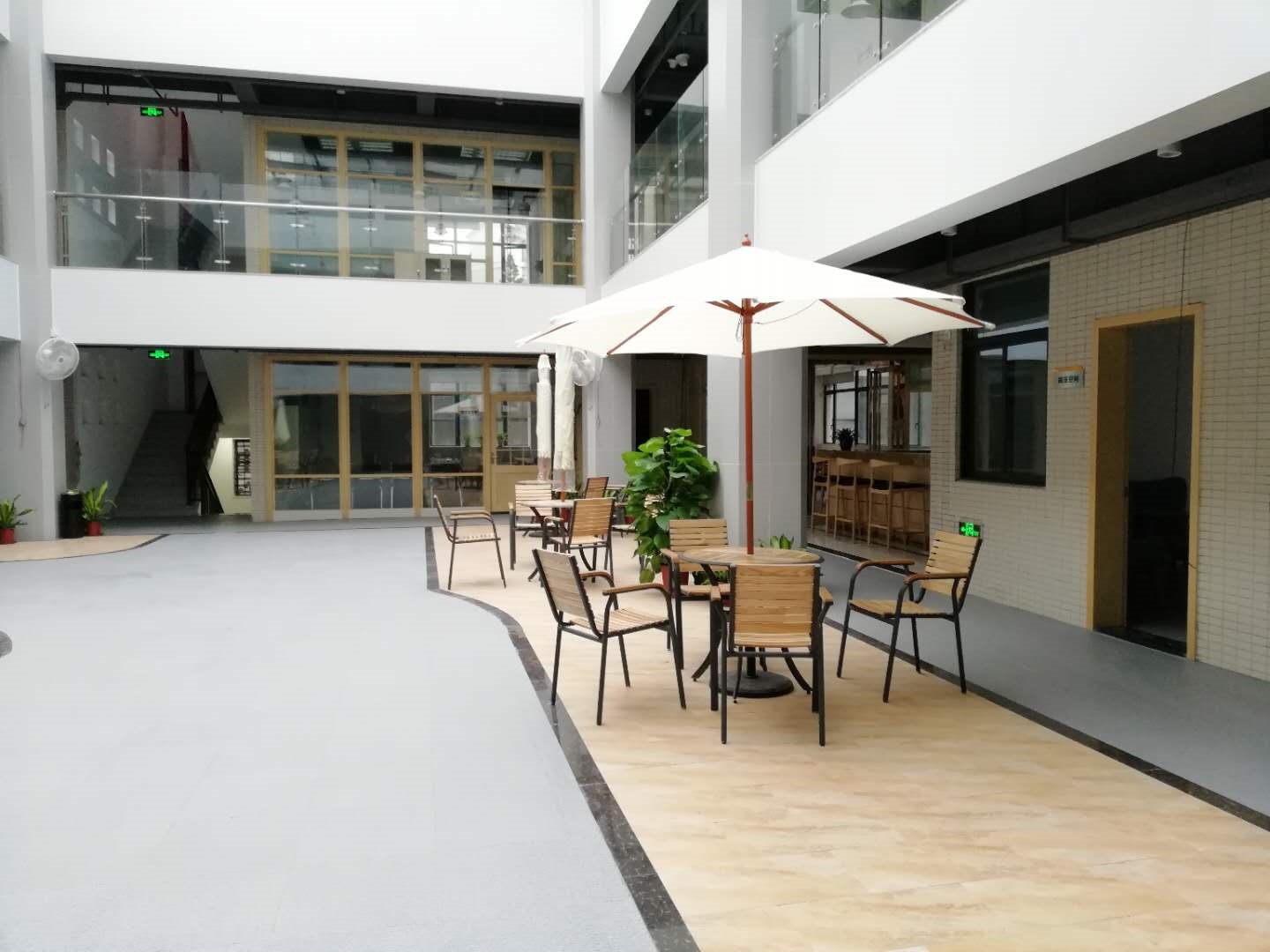 طاولة جانبية مستديرة