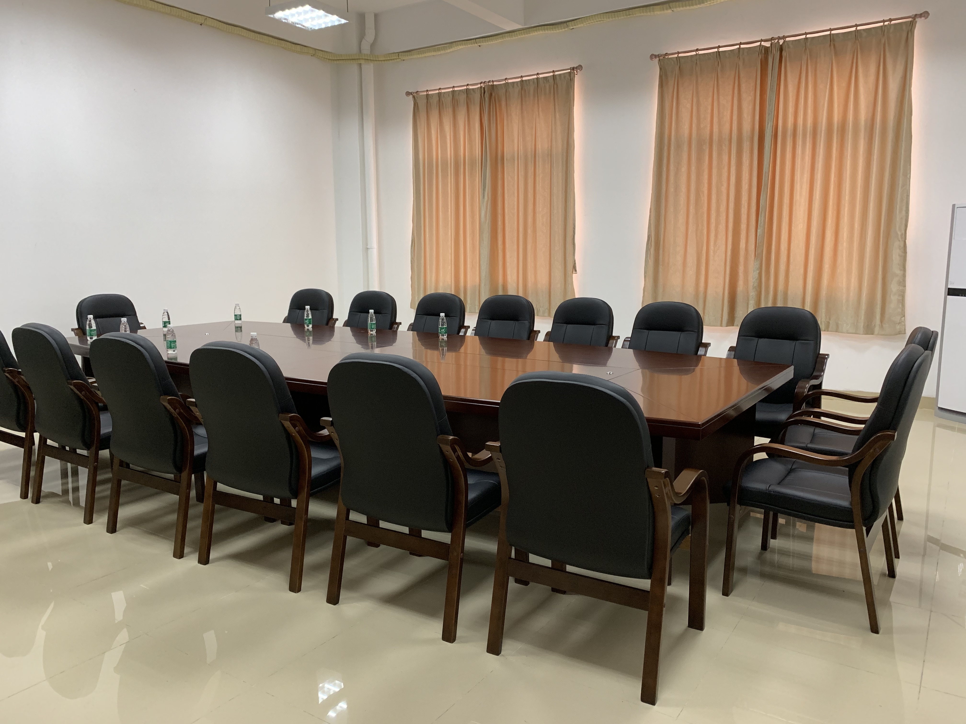 طاولة المؤتمرات