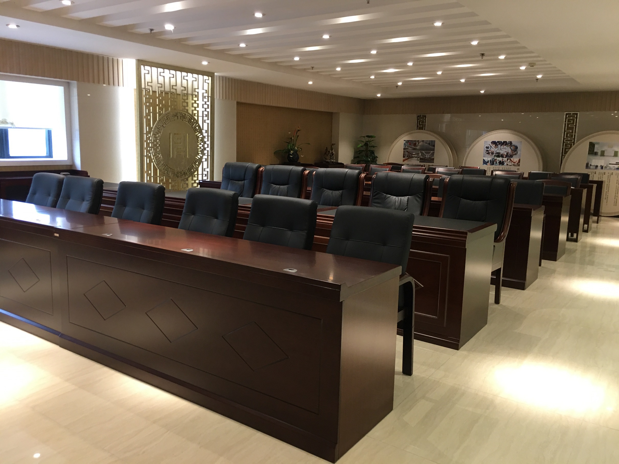 طاولة المؤتمرات